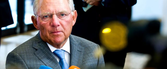 Σόϊμπλε στην DW: Ικανοποιημένος αλλά “έχει ακόμα δρόμο η Ελλάδα”