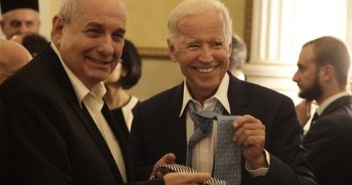 Κουίκ και Μπάιντεν αντάλλαξαν γραβάτες[εικόνα]