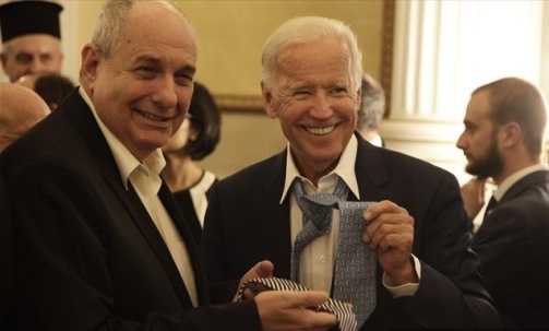 Κουίκ και Μπάιντεν αντάλλαξαν γραβάτες[εικόνα]