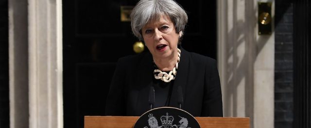 Εκλογές …τρόμου: Η Μέϊ απειλεί με έλεγχο συνόρων και σκληρό Brexit