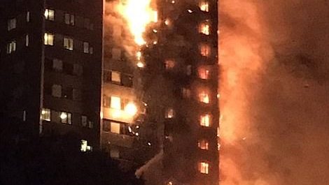 Συγκλονιστικά βίντεο από τον φλεγόμενο πύργο στο Λονδίνο