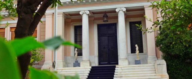 Μαξίμου καλεί Κουμουτσάκο να διαβάζει προσεκτικά Τσίπρα