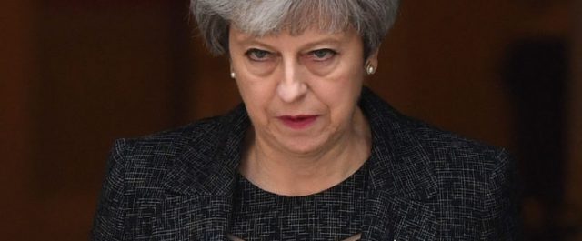 Politico: «Τι κρατά την Μέι στην εξουσία»