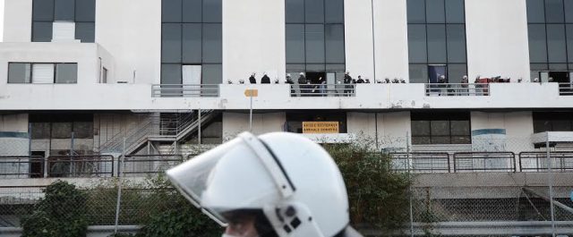 Αστυνομικές δυνάμεις στο Ελληνικό – Εκκενώνουν το χώρο από τους πρόσφυγες[εικόνες, video]