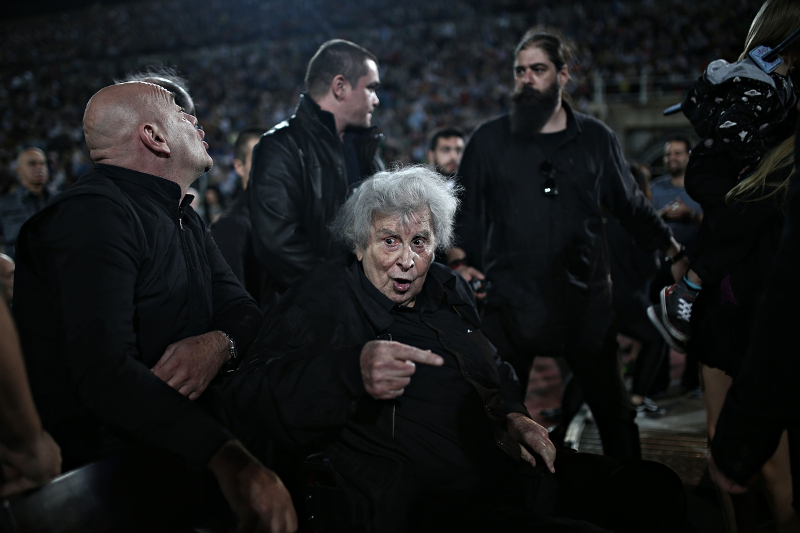 Συγκλονιστικός ο Μίκης στη συναυλία στο Καλλιμάρμαρο – Διηύθυνε από την αναπηρική καρέκλα [ video& εικόνες]