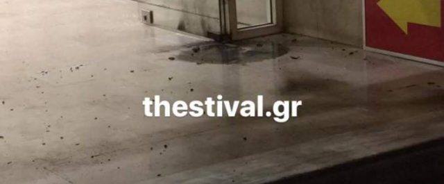 Επίθεση κουκουλοφόρων με μολότοφ στα γραφεία του ΣΥΡΙΖΑ στη Θεσσαλονίκη