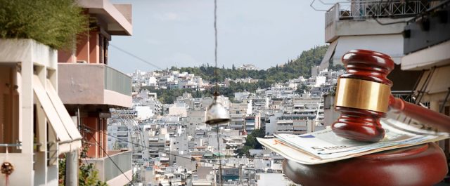 Οι συμβολαιογράφοι σταματούν την αποχή και αρχίζουν πλειστηριασμούς για όλα τα ακίνητα