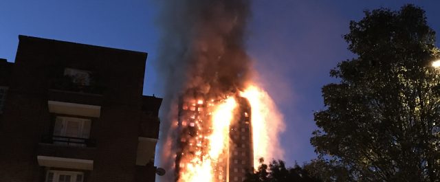 Live από το Sky News: Γιγαντιαία επιχείρηση στο Λονδίνο- Φοβούνται μην καταρρεύσει ο πύργος