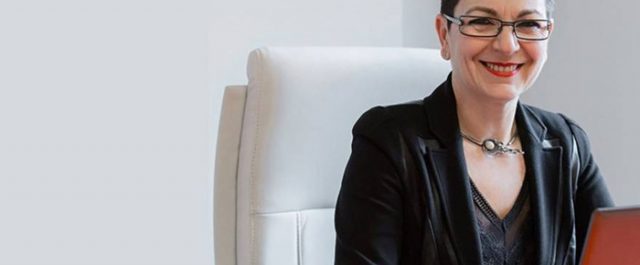 Χαμός στη δίκη Βαξεβάνη: Συνεργάτιδα της Στουρναρά συνελήφθη να μαγνητοφωνεί με το κινητό και οδηγείται στον εισαγγελέα