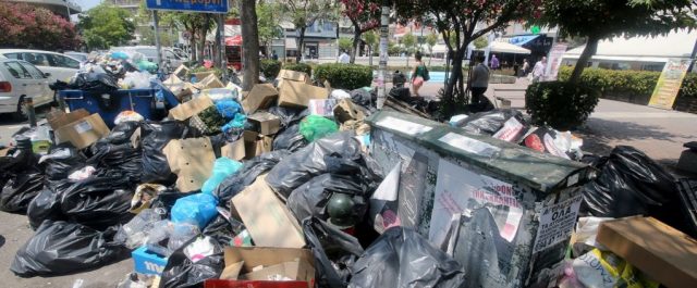 Έκτακτο σχέδιο για την υγειονομική-βόμβα των σκουπιδιών αν δεν λήξει η απεργία