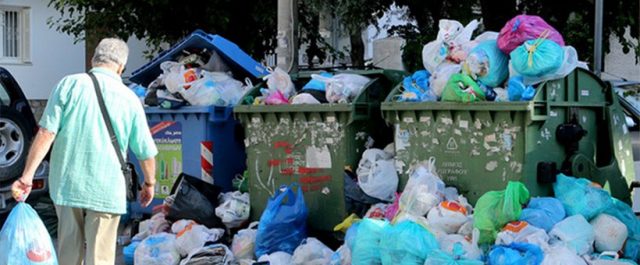 “Παράθυρο” για λύση με τους συμβασιούχους από Σκουρλέτη – Τόνοι σκουπιδιών στους δρόμους (photo)