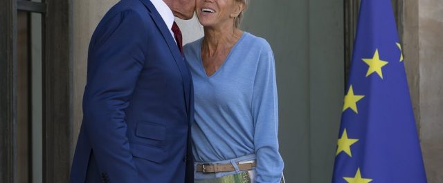 Ο Σβαρτζενέγκερ φιλάει την Πρώτη Κυρία της Γαλλίας- Συνάντηση με Μακρόν