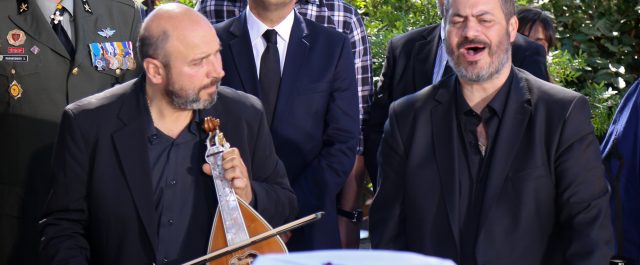 Με μπαλωθιές και ριζίτικα αποχαιρέτισαν οι Kρητικοί τον Κωνσταντίνο Μητοστάκη