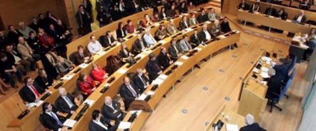 “Εισβολή” εργαζόμενων στο δημοτικό συμβούλιο Θεσσαλονίκης για να μην μπει ιδιώτης στα σκουπίδια [βίντεο]