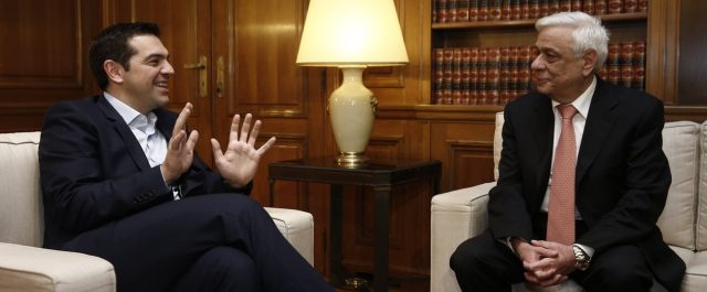Τσίπρας στο Προεδρικό: Πατάμε γερά στα πόδια μας με συμμαχίες