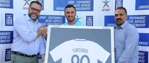 Ο ΟΠΑΠ βράβευσε τον Βασίλη Τοροσίδη για τις 90 συμμετοχές του στην Εθνική Ομάδα  