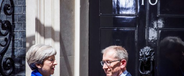 Μέϊ: Σχηματίζουμε κυβέρνηση με το DUP και προχωρούμε στο Brexit