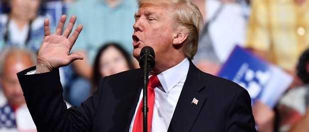 Guardian: “Γιατί ο Τραμπ προτιμά πλούσιους συνεργάτες”