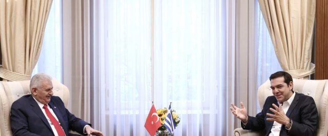 Ο Τσίπρας έδειξε πίνακες με τις παραβιάσεις στον Γιλντιρίμ