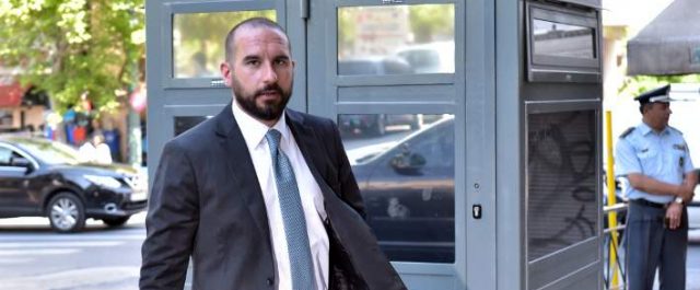 Τζανακόπουλος: “Απαγορεύεται από κάποιο νόμο να μιλήσει ένας υπουργός με υπόδικο;”