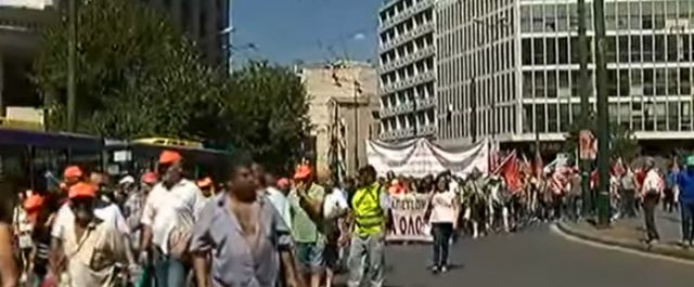 Καφέδες και νερά εναντίον του Πατούλη έξω από το Υπ. Εργασίας από διαδηλωτές της ΠΟΕ ΟΤΑ