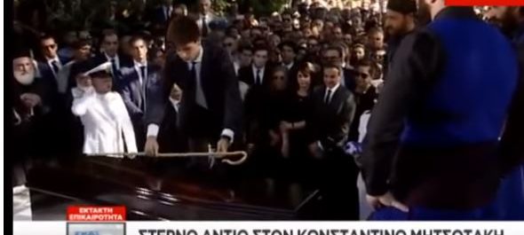 Ο ιδιαίτερος αποχαιρετισμός του εγγονού του Μητσοτάκη, στον παππού του