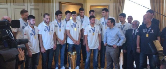 Ο Αλέξης Τσίπρας φόρεσε τη φανέλα των πρωταθλητών Ευρώπης – Η Εθνική Νέων στο Μαξίμου [εικόνες]
