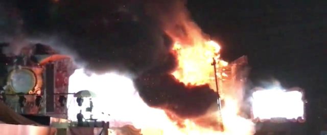 Εκκενώθηκε φεστιβάλ στη Βαρκελώνη μετά από τεράστια φωτιά
