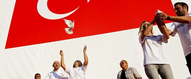 Τουρκία: Μεγαλειώδης συγκέντρωση της τουρκικής αντιπολίτευσης κατά των διώξεων – Συνεχίζονται οι συλλήψεις