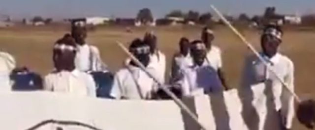 Viral το βίντεο με ΠΑΟΚτζή “ιερέα” στη Ζάμπια που “εκπαιδεύει” φιλάθλους να βρίζουν τον Ολυμπιακό