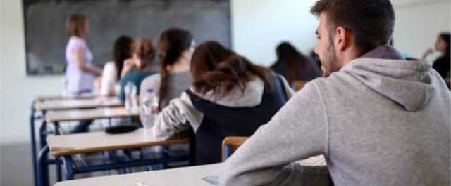 Συγχωνεύονται οι πανελλαδικές με τις σχολικές εξετάσεις – Πότε αρχίζουν οι αλλαγές