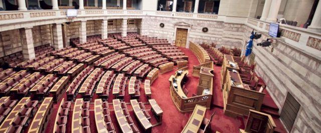 Παρατείνεται έως τα τέλη του έτους το ακατάσχετο στην κρατική χρηματοδότηση των κομμάτων