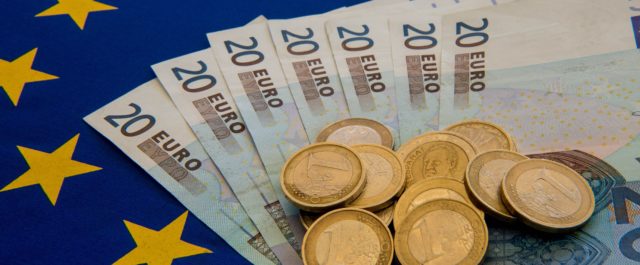 Bloomberg: Οι μεταρρυθμίσεις έχουν μείνει πίσω