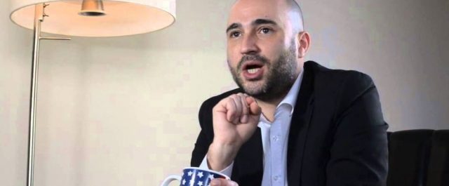 “Ξέφυγε” ο Μπογδάνος: Επιτίθεται στον Σκάϊ που τον ανέδειξε σε τηλεαστέρα