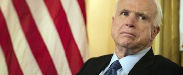 Πως ο Ρεπουμπλικανός Μακέιν έσωσε το Obamacare – Το παρασκήνιο της δραματικής ψηφοφορίας