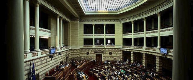Αποχωρήσεις μετά τη “βροχή” τροπολογιών στη Βουλή