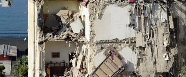 Σαν χάρτινος πύργος κατέρρευσε κτίριο κοντά στη Νάπολη – Αγωνία για τους εγκλωβισμένους