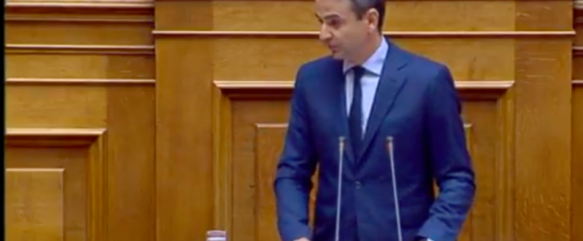 Η στιγμή της “έκρηξης” βουλευτών του ΣΥΡΙΖΑ κατά τη διάρκεια της ομιλίας Μητσοτάκη