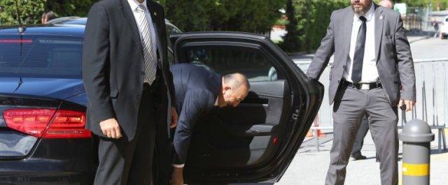 Ο φωτογραφικός φακός συνέλαβε τον Μεβσούτ Τσαβούσογλου σε…άβολη στιγμή [εικόνες]
