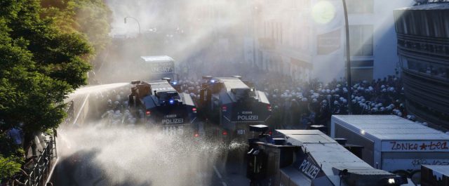 Θέατρο άγριων συγκρούσεων το Αμβούργο μεταξύ αστυνομικών και διαδηλωτών κατά του G20