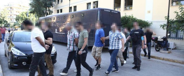 Διάλογοι-φωτιά νονών της νύχτας: Ο “Ψηλός” κι ο “Μαλλιάς”