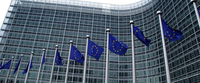 “Ουδέν σχόλιο” από την Κομισιόν σχετικά με το εάν τίθεται θέμα Αβραμόπουλου λόγω της προανακριτικής για τη Novartis