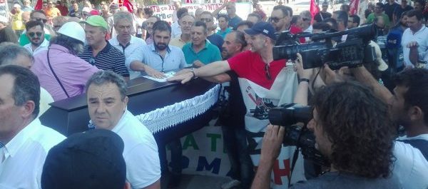 Έντονες διαμαρτυρίες και… φέρετρα στην υποδοχή Τσίπρα [εικόνες]