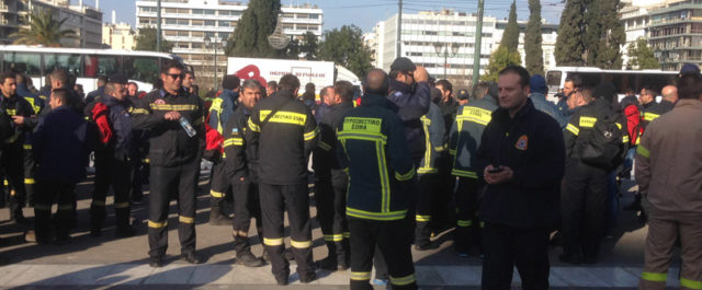 Τι ζητάνε οι συμβασιούχοι πυροσβέστες και βγαίνουν στους δρόμους