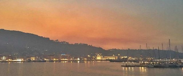 Στη Ζάκυνθο φλέγεται και η περιοχή του Ναυαγίου