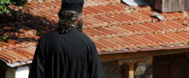 Ιερέας αποπέμφθηκε μετά από εμπλοκή σε ροζ ιστορίες και… ληστείες