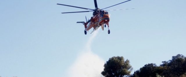 Νύχτα αγωνίας στα Καλύβια- Συναγερμός για την φωτιά