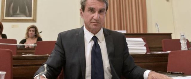 Τον Μαρτίνη «κάρφωσε» ο Λοβέρδος για το «Ντυνάν» σε επεισοδιακή συνεδρίαση