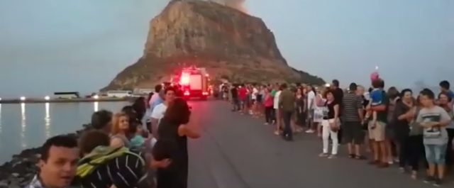 Υπό μερικό έλεγχο η φωτιά στο Κάστρο Μονεμβασιάς