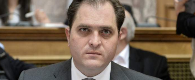 Έξαλλος ο Πιτσιλής με τον εφοριακό που έλυνε σταυρόλεξο εν ώρα υπηρεσίας